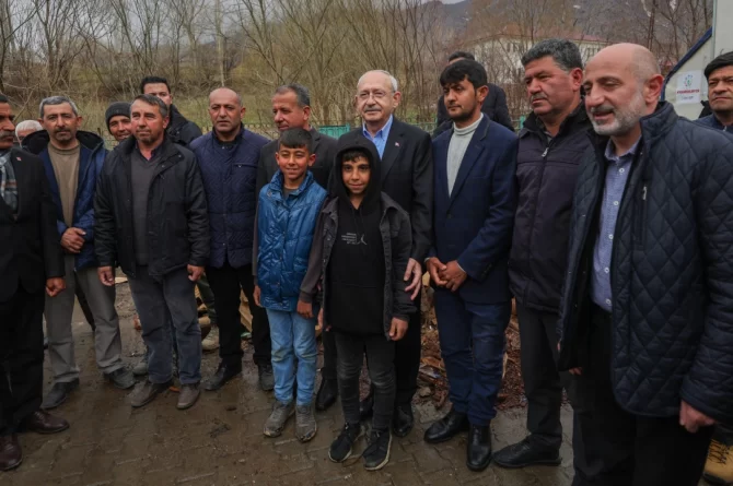 Kılıçdaroğlu deprem bölgesinde: ‘Erdoğan gelseydi bu kadar yüz yüze konuşamazdık’