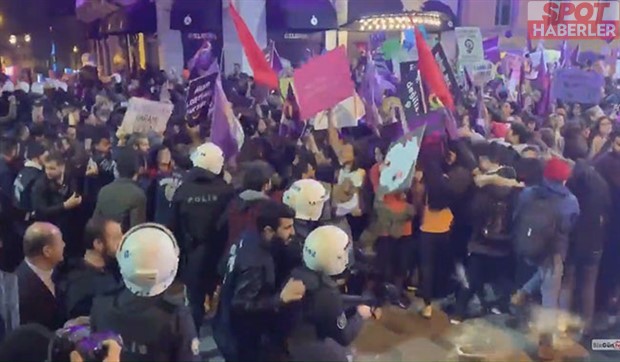 İstanbul’da Feminist Gece Yürüyüşü’nde kadınlara şiddet: Gözaltılar var