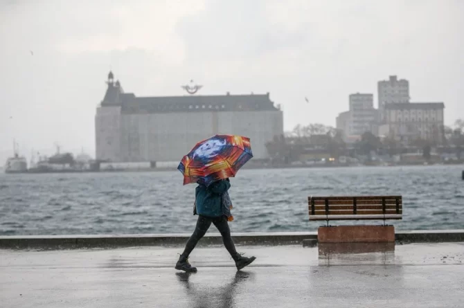 İstanbul’da fırtına ve kuvvetli sağanak yağış etkili olmaya başladı!