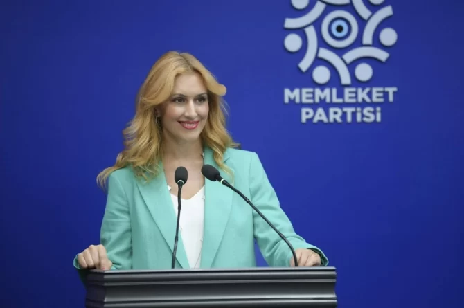 Memleket Partisi Sözcüsü İpek Özkal, eşinin Kolin’de çalıştığını kabul etti