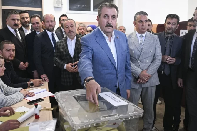 Destici oy kullanması için gerekli evrakı unuttu, alıp geri döndü