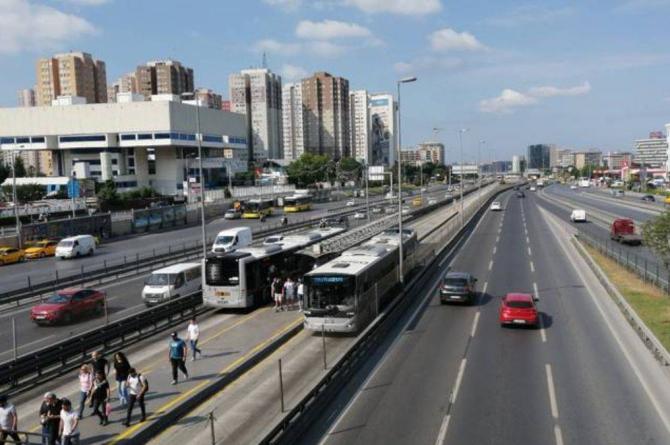 İstanbul boşaldı, in cin top oynuyor