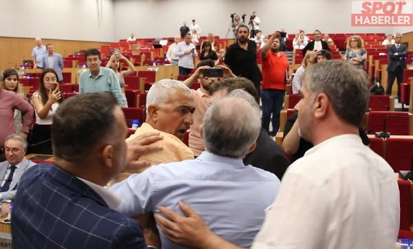 İzmir belediye meclisinde AKP’li ve CHP’li üyeler arasında arbede