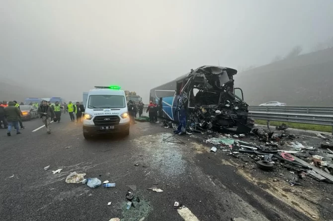 İstanbul yönüne ulaşım durdu: Kuzey Marmara Otoyolu’nda zincirleme kaza; 10 ölü, 59 yaralı