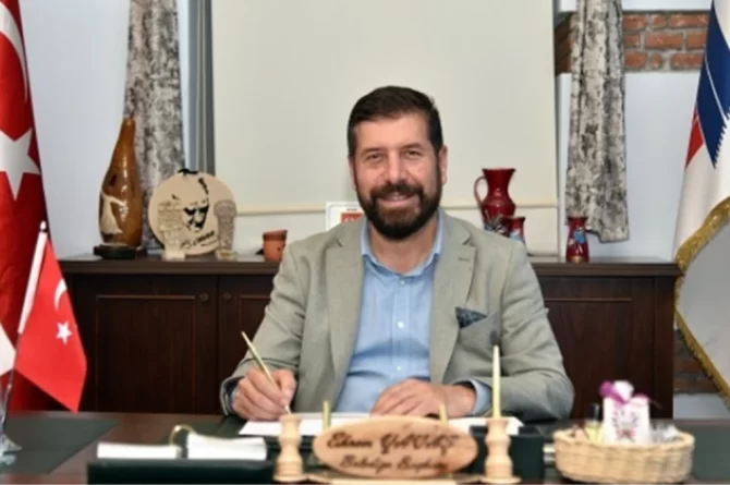 AKPli eski Belediye Başkanı Ekrem Yavaş’tan tepki çeken paylaşım: Çekilin aç Türkler tatilden dönüyor