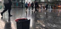 Yüz milyonlarca dolara yapılan garın çatısı aktı, kovalar koyuldu