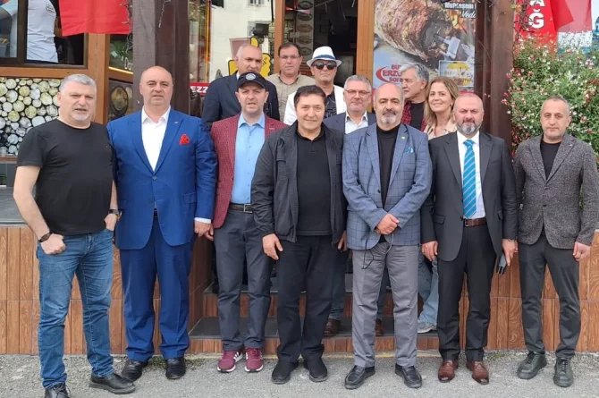 Seçim maratonu sonrası gazeteciler yorgunluk attı