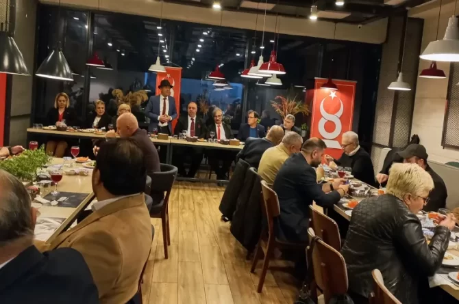 Gazeteciler belediye başkan adaylarını iftar da buluşturdu