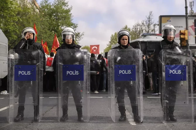İstanbul’da 1 Mayıs: Taksim’e çıkışlar yasak, 42 bin polis görevlendirildi