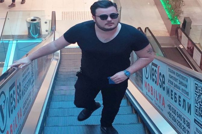 Oyuncu Okan Çoban ve yeni sevgilisi basının ilgisiyle karşılaştı, röportaj vermeyi reddetti