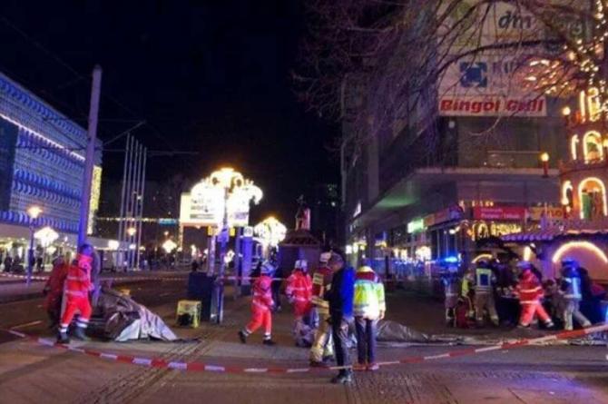 Almanya’da araç Noel pazarındaki kalabalığa daldı