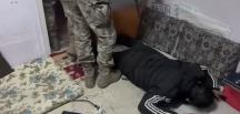 İzmir’de 6 ay takip edilen uyuşturucu tacirlerinin adreslerine şok baskın