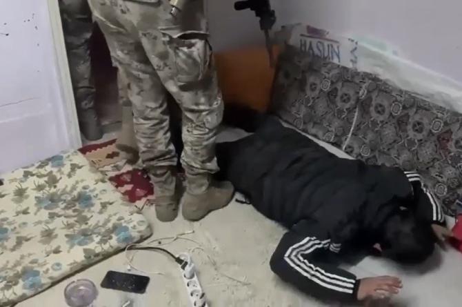 İzmir’de 6 ay takip edilen uyuşturucu tacirlerinin adreslerine şok baskın