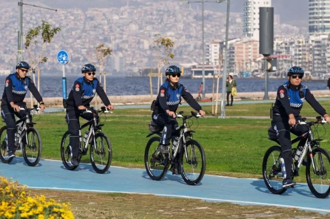 İzmir’de bisikletli zabıtalardan çevreci denetim