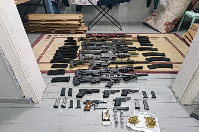 İzmir’de 26 ayrı adrese silah kaçakçılığı baskını: 15 gözaltı
