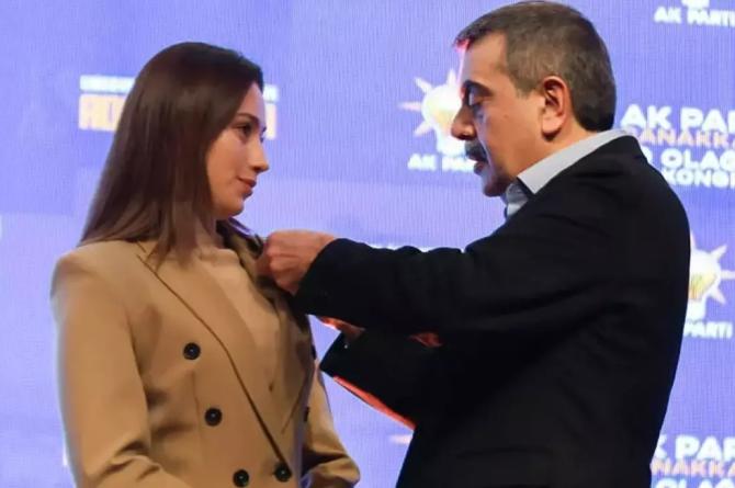Türkiye’nin en genç belediye başkanı AKP’ye katıldı