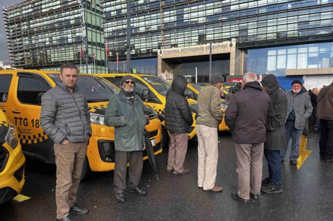 İstanbul’da Minibüsçüler Ayakta! İBB Önünde “8+1 Taksi” İsyanı