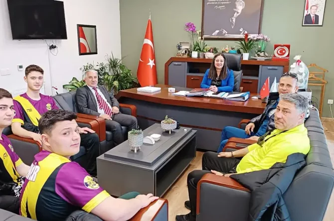Tire ŞAİK Anadolu Lisesi Dart Takımından İlçe Milli Eğitim Müdürü Duygu Çevirgen Uzun’a ziyaret
