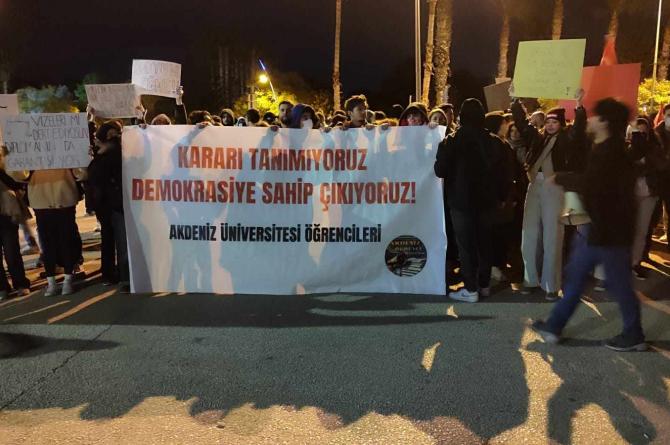 Akdeniz Üniversitesi’inde İmamoğlu protestosu