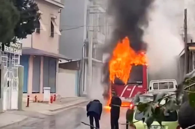 İzmir’de Belediye Otobüsü Alevlere Teslim Oldu