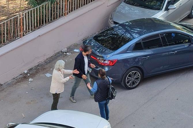 Park Yeri Gerginliği: Aynı Anda Park Etmeye Çalışan Araçlar Çarpıştı!