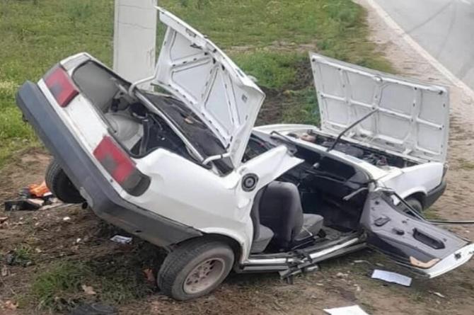 Elektrik direğine çarpan otomobildeki 2 kuzen öldü