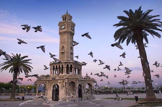 İzmir’de Kitaplarla Dolu Bir Hafta!