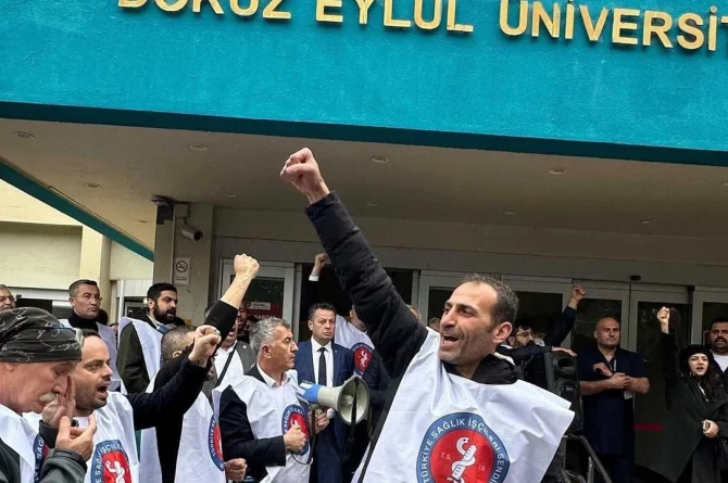 İzmir’de Sağlık Emekçileri Ayakta