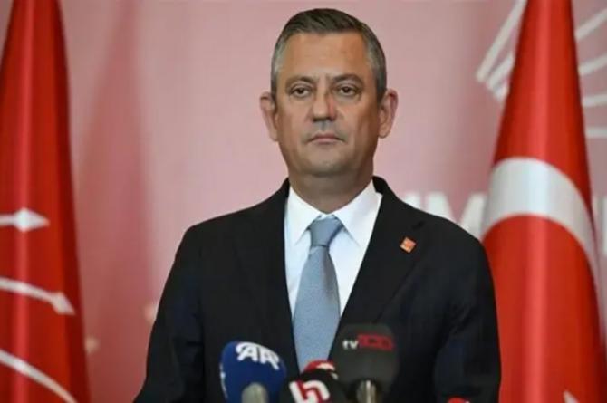 CHP lideri Özgür Özel’e cenaze çıkışı yumruklu saldırı!