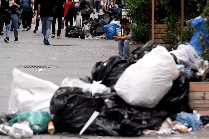 İzmir’de Grev Krizi Derinleşiyor: Şehirde Çöp Dağları, Ulaşım Felç