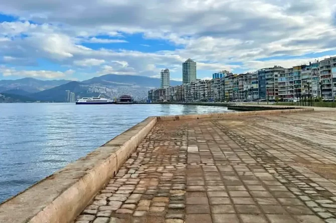 İzmir’de Hafta Sonuna Sağanak Uyarısı: Gök Gürültüsü Geri Dönüyor