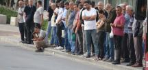 İzmir’de grevin ikinci gününde duraklarda yine yoğunluk oluştu