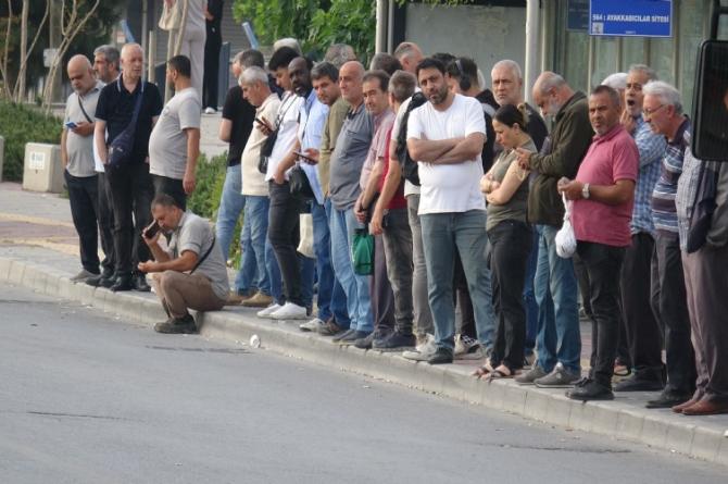 İzmir’de grevin ikinci gününde duraklarda yine yoğunluk oluştu
