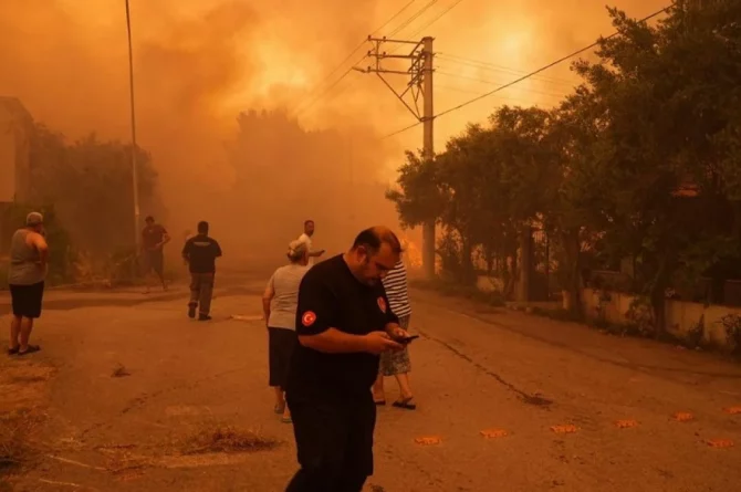 Yangınlardan etkilenen 46 kişinin tedavisi hastanelerde devam ediyor
