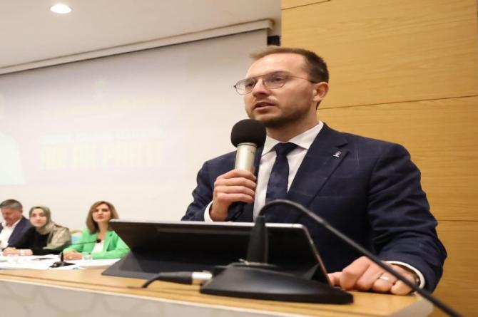 AK Partili İçelli’den çöp ve su tepkisi: Büyükşehir Belediyesi ne su getirebiliyor ne de çöp toplayabiliyor!’