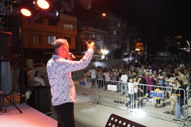 Gaziantep’in Sevilen Sanatçısı Müslüm Ateş, “Mahallemde Konser Var” Etkinliğinde Gazişehirlilerle Buluştu