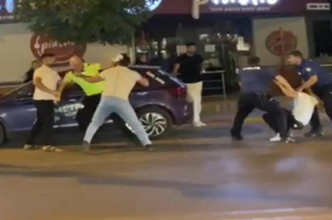 Torbalı’da ceza yazan polise saldırdılar; o anlar kamerada