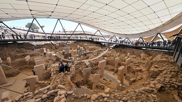 Göbeklitepe’de Neolitik Çağ’a Ait İnsan Heykeli Keşfedildi
