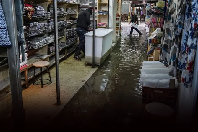 İzmir’in Tarihi Kemeraltı Çarşısı Sular Altında Kaldı