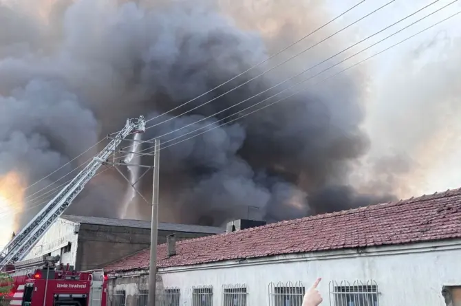 İzmir Bornova’da Depoda Yangın: Müdahale Devam Ediyor