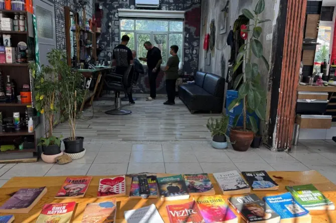 Berber dükkanını kütüphaneye çevirdi
