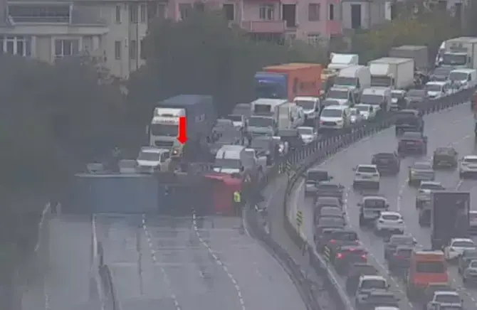 İstanbul E5’te TIR Devrildi