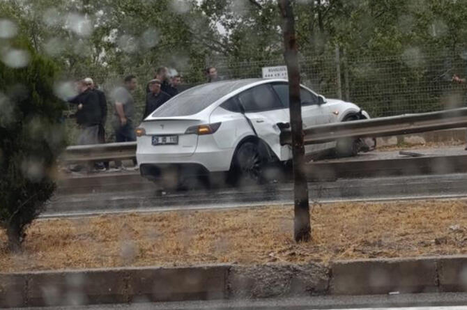 Eskişehir’de Tesla Bariyere Saplandı