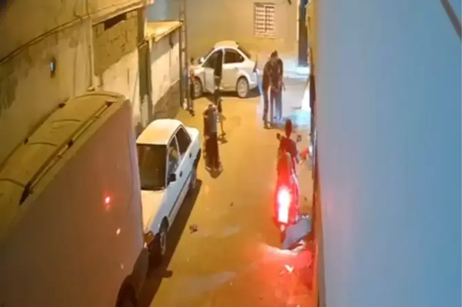 Polis Kılığındaki Şüpheli Çocuğa Ateş Etti