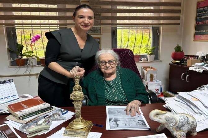 Efes Selçuk Belediyesi’nden Prof. Dr. İoanna Kuçuradi’ye Onur Ödülü