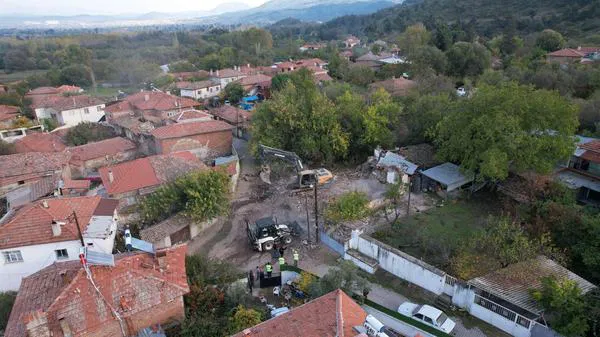 Sındırgı’da Deprem Sonrası Yıkımlar Sürüyor