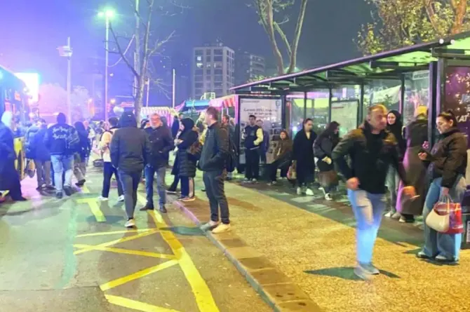 Zifiri karanlıkta yola düşüyoruz