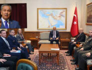 Bülent Arınç’tan Barrack’ın MSB’deki fotoğrafına tepki: ‘İzahı güç bir protokol hatasıdır’