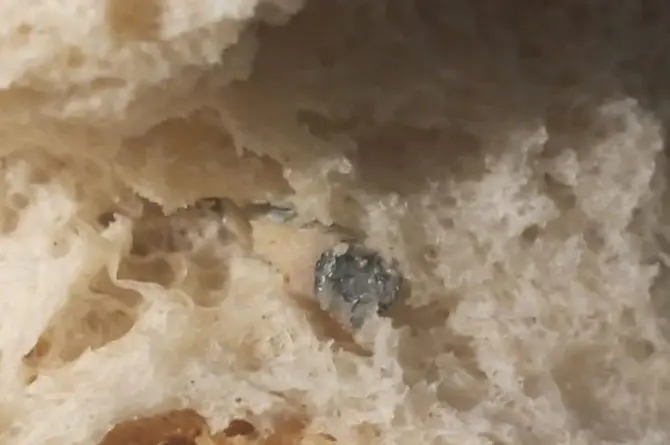 Fırından alınan ekmeğin içinden vida çıktı