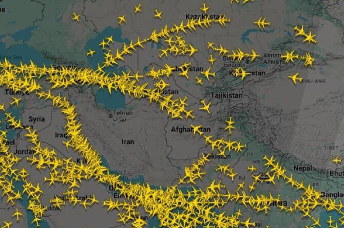 İran, önceden onay alınmış uluslararası uçuşlar hariç hava sahasını kapattı